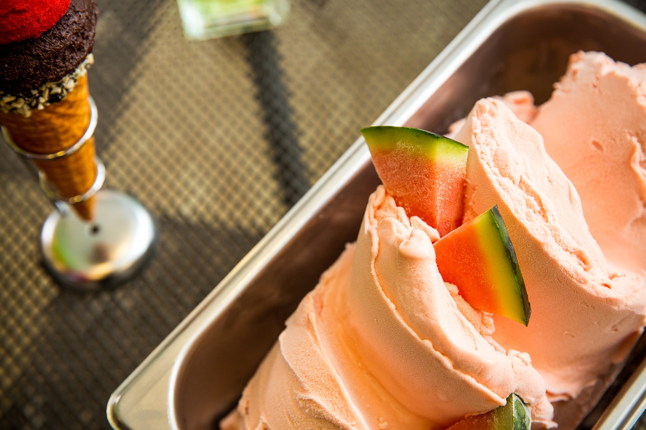 scopri la nostra gustosa selezione di gelati artigianali! ogni gelato è realizzato con ingredienti freschi e naturali, offrendo una vasta gamma di sapori unici e deliziosi. dalla crema alla frutta, c'è un gusto per ogni palato!