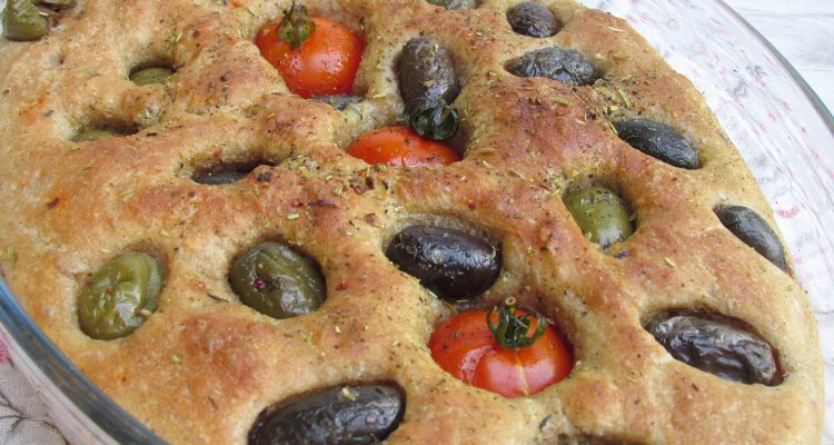 scopri la delizia della focaccia, un pane tradizionale italiano soffice e profumato, perfetto da gustare da solo o accompagnato da olio d'oliva e aromi freschi. ideale per aperitivi e cene, la focaccia è una specialità versatile che conquista ogni palato.