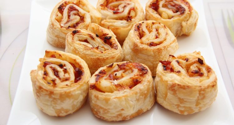 scopri la delizia della pizza italiana, un capolavoro gastronomico con ingredienti freschi e sapori autentici. gusta una varietà di pizze, dalle classiche margherite alle ricche specialità regionali, preparate con passione e tradizione.