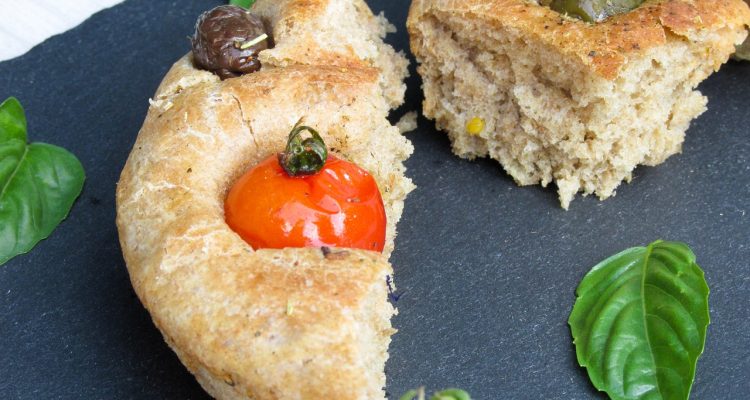 scopri la deliziosa focaccia italiana: un pane soffice e profumato, perfetto da gustare da solo o farcito. ogni morso è un viaggio nei sapori tradizionali dell'italia!