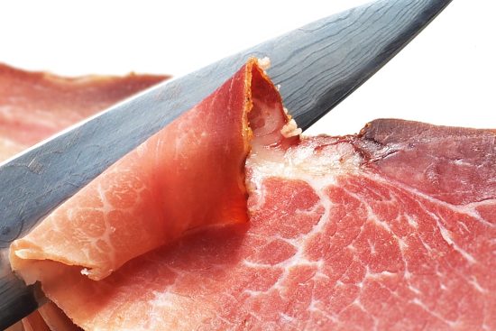scopri il delizioso mondo del prosciutto: un classico della cucina italiana, ideale per antipasti, panini e tantissime ricette. svela i segreti di questo affettato pregiato e lasciati conquistare dal suo sapore unico.