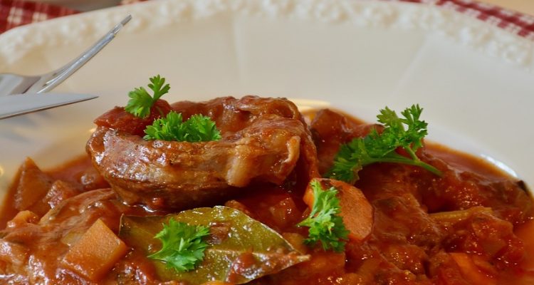 scopri la delizia dell'ossobuco, un piatto tradizionale italiano a base di stinco di vitello cotto lentamente, ricco di sapori e accompagnato da gremolata fresca. ideale per un pranzo in famiglia o una cena speciale, l'ossobuco è un'esperienza culinaria imperdibile da gustare con risotto o polenta.