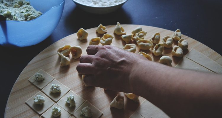 scopri il delizioso mondo dei tortellini, un piatto tipico della cucina italiana. gusta la pasta fresca ripiena di carne, formaggi e spezie, perfetta per ogni occasione. esplora ricette tradizionali e rivisitazioni moderne per deliziare il tuo palato.