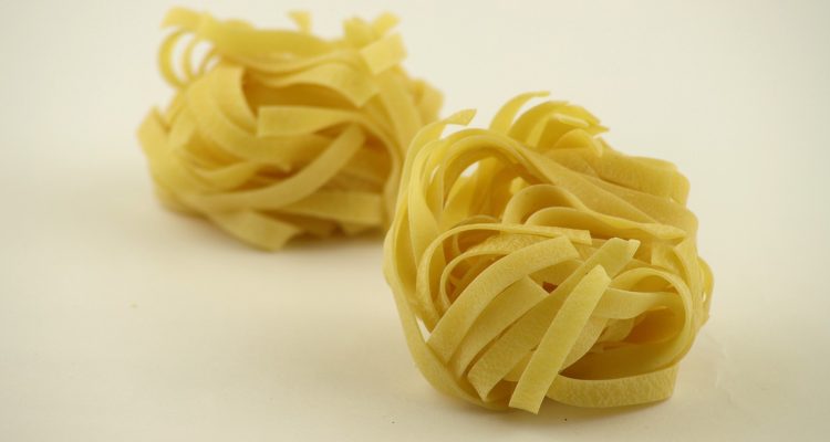 scopri la deliziosa ricetta delle tagliatelle, un classico della cucina italiana. preparatele fresche con ingredienti genuini e gustatele con salse raffinate per un'esperienza culinaria indimenticabile.