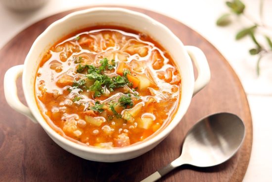 scopri la ricetta autentica del minestrone, un delizioso e nutriente stufato italiano ricco di verdure fresche e sapori intensi. perfetto per riscaldare le tue serate, è un piatto versatile che può essere personalizzato secondo i tuoi gusti. provalo con crostini e un filo d'olio d'oliva per un'esperienza culinaria indimenticabile!